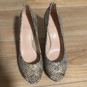 Stuart Weitzman snake skin open toe pump
Size: 6 1/2
Slightly worn on bottom